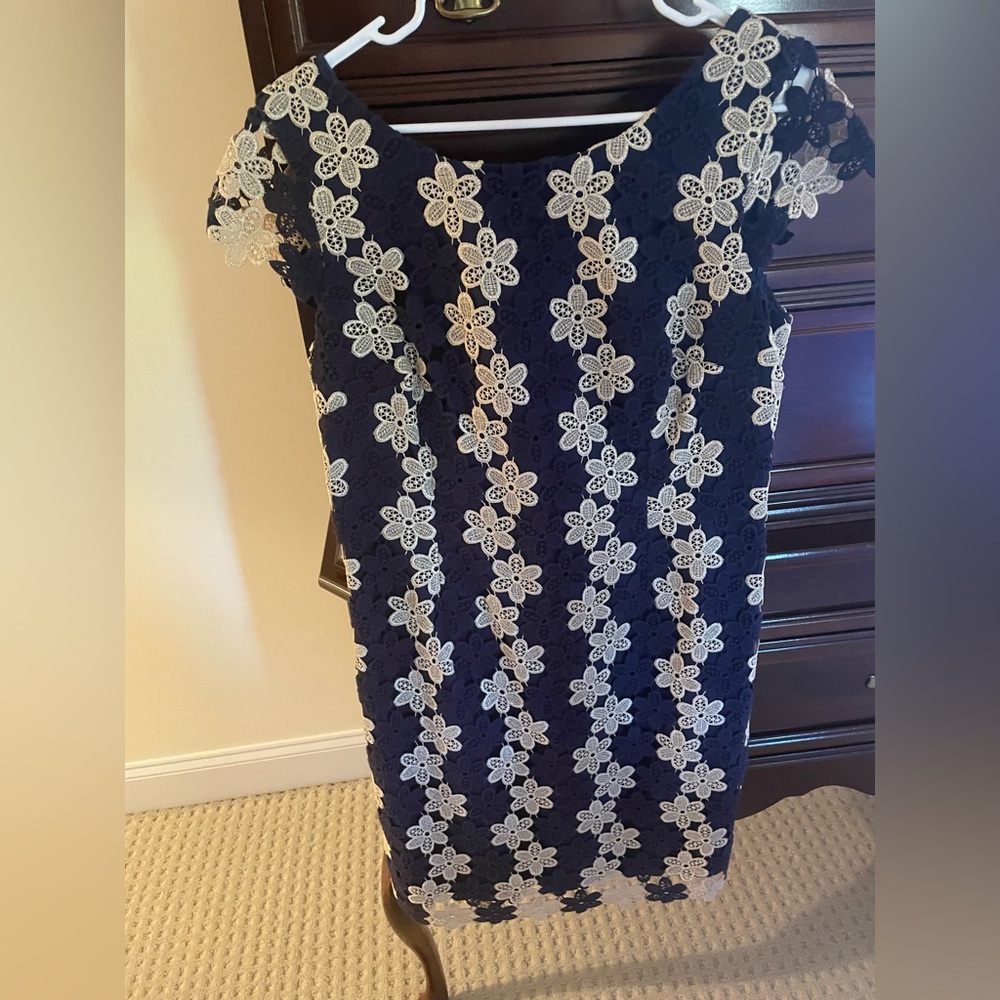 ❤️Classic beauty - EUC -Lilly Pulitzer Navy and Gold dress. Floral appliqués. 12